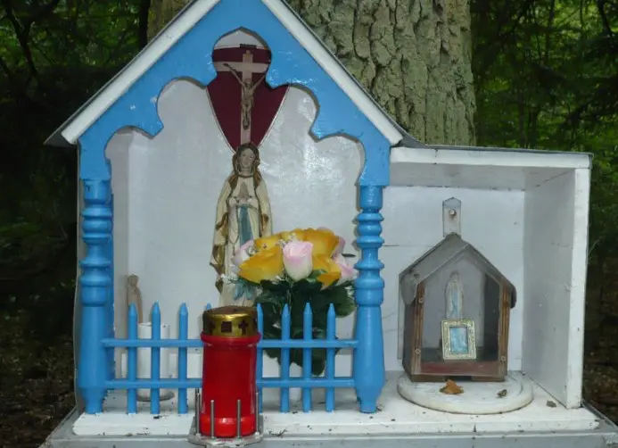 Potales, reposoirs, chapelles et chêne à l’image dédiés à Marie