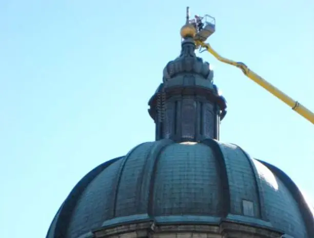La croix à double traverse de la cathédrale a été retirée