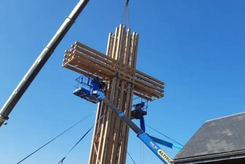 Le long de la E411 se dresse une nouvelle croix en chêne de 14 mètres de haut
