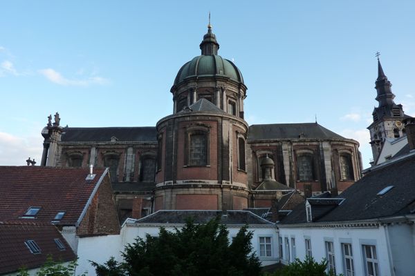 Entre Émotion et Reconnaissance : les adieux du chanoine Huet à la cathédrale Saint-Aubain après 26 ans de service