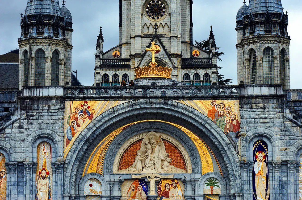 Le car et le TGV pour rejoindre Lourdes et la Vierge Marie