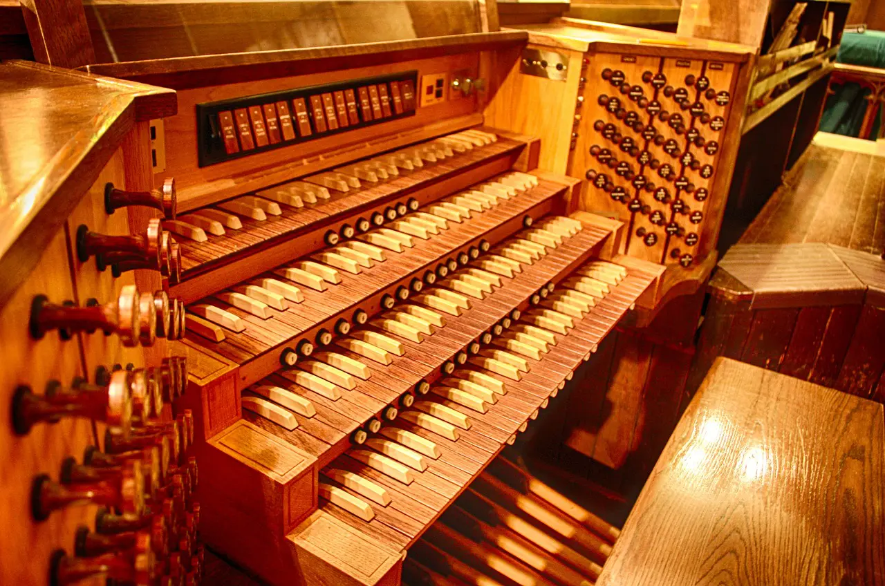 * trouvé * L’église de Lustin cherche un organiste