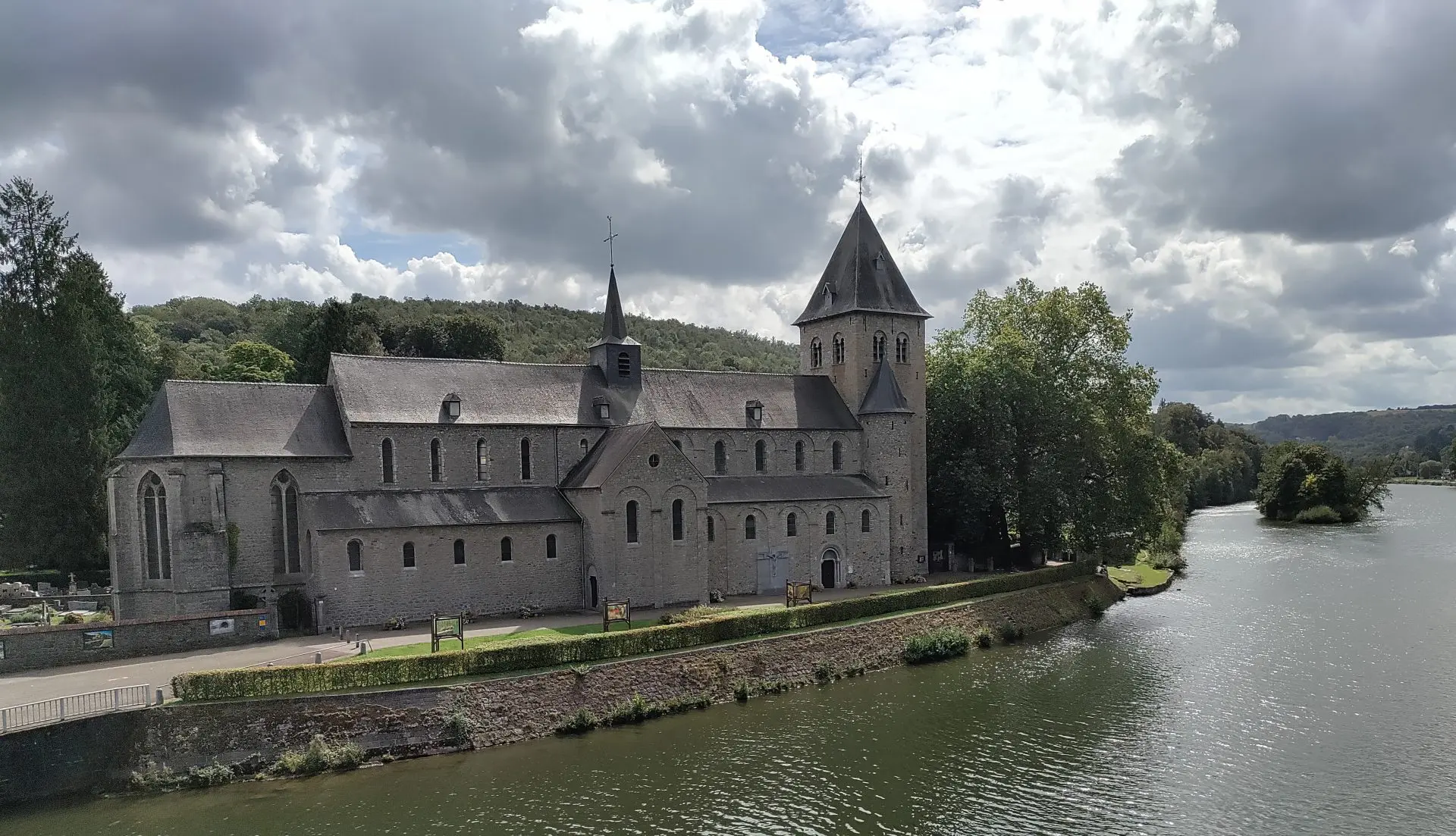 L’abbatiale Saint-Pierre d’Hastière Par-delà