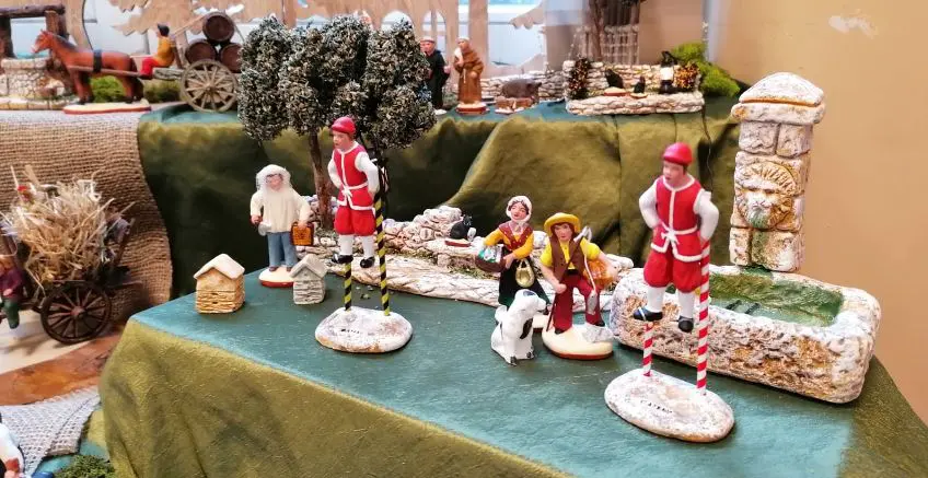 Les jouteurs sur échasse de Namur font leur entrée dans le monde des santons