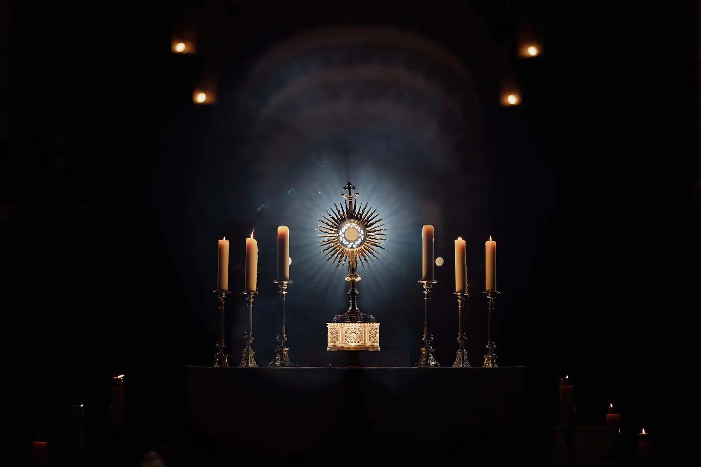 Un objet précieux pour voir et adorer le Saint-Sacrement : l’ostensoir 