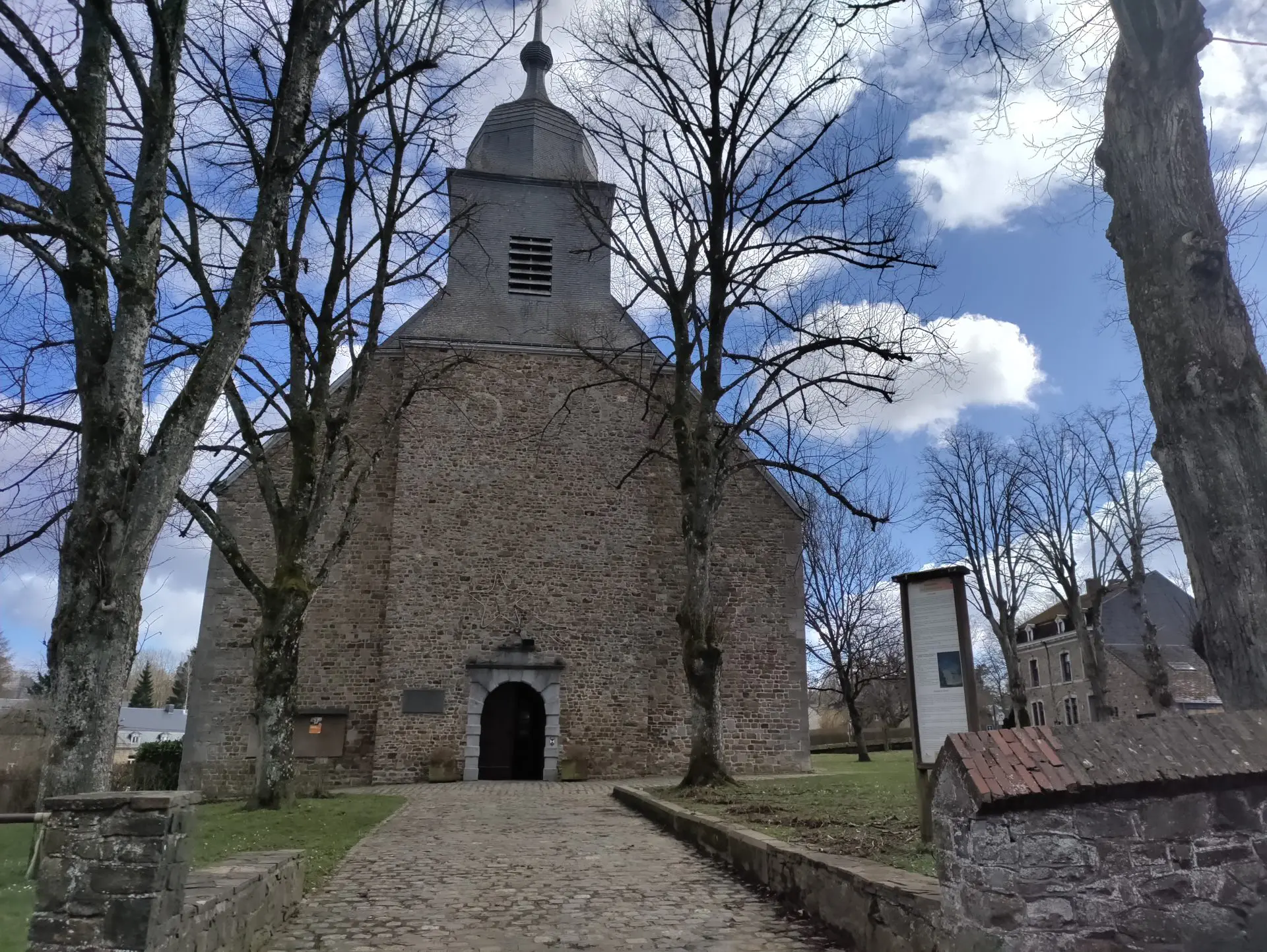 La collégiale et la chapelle Saint-Monon de Nassogne