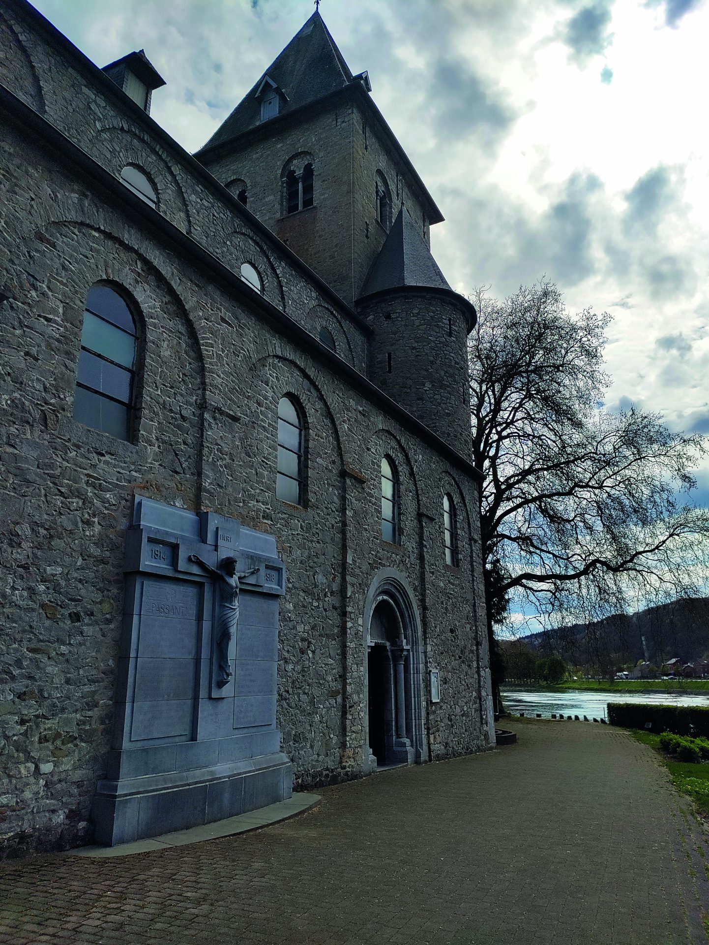 L’abbatiale Saint-Pierre d’Hastière Par-delà