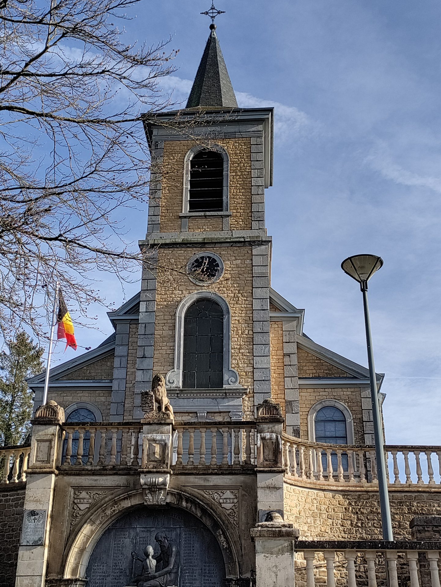 L’église Notre-Dame de l’Assomption et la chapelle Notre-Dame du Chenois à Tintigny