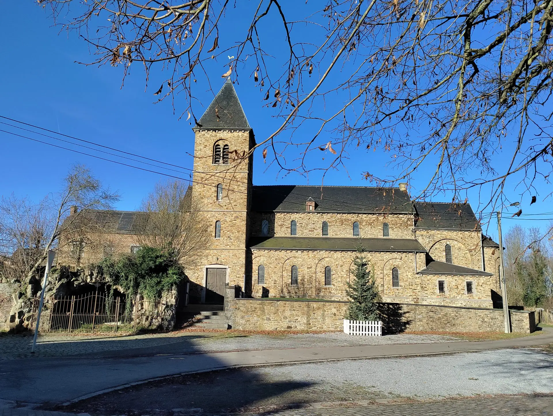 L’église Saint-Germain et la Fontaine Miraculeuse