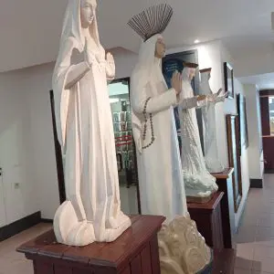 Dans le musée, d’imposantes statues conduisent à une autre partie du musée où des représentations venues de l’étranger sont présentées.