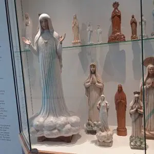 La première statue de la Vierge Marie… Sa réalisation a déstabilisé les enfants.