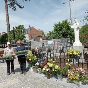 Bernadette et Etienne en charge du parterre aux pieds de Marie