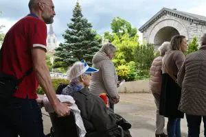 A l’issue de la messe, bougies et neuvaines étaient en vente. Elles ont été déposées près de Marie. 
