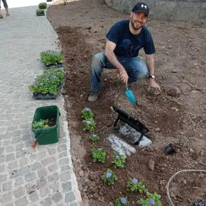 L’abbé Stéphane Decisier, vice-recteur du sanctuaire, heureux de ce travail en plein air et avec des bénévoles enthousiastes.