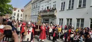 Au passage du reliquaire avec le Saint-Sang, le silence se fait parmi la foule. (c) Elisabeth Deshayes