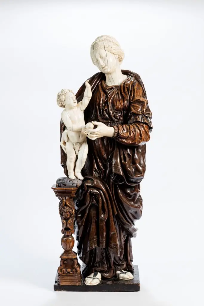 Vierge à l’Enfant dite « Notre-Dame du Bon Succès », 17e siècle, ivoire et palissandre. Musée diocésain de Namur – Trésor de la cathédrale, inv. 1539 (Dépôt de la Fabrique d’église Saint-Loup de Namur). © KIK-IRPA, Bruxelles, x143734.