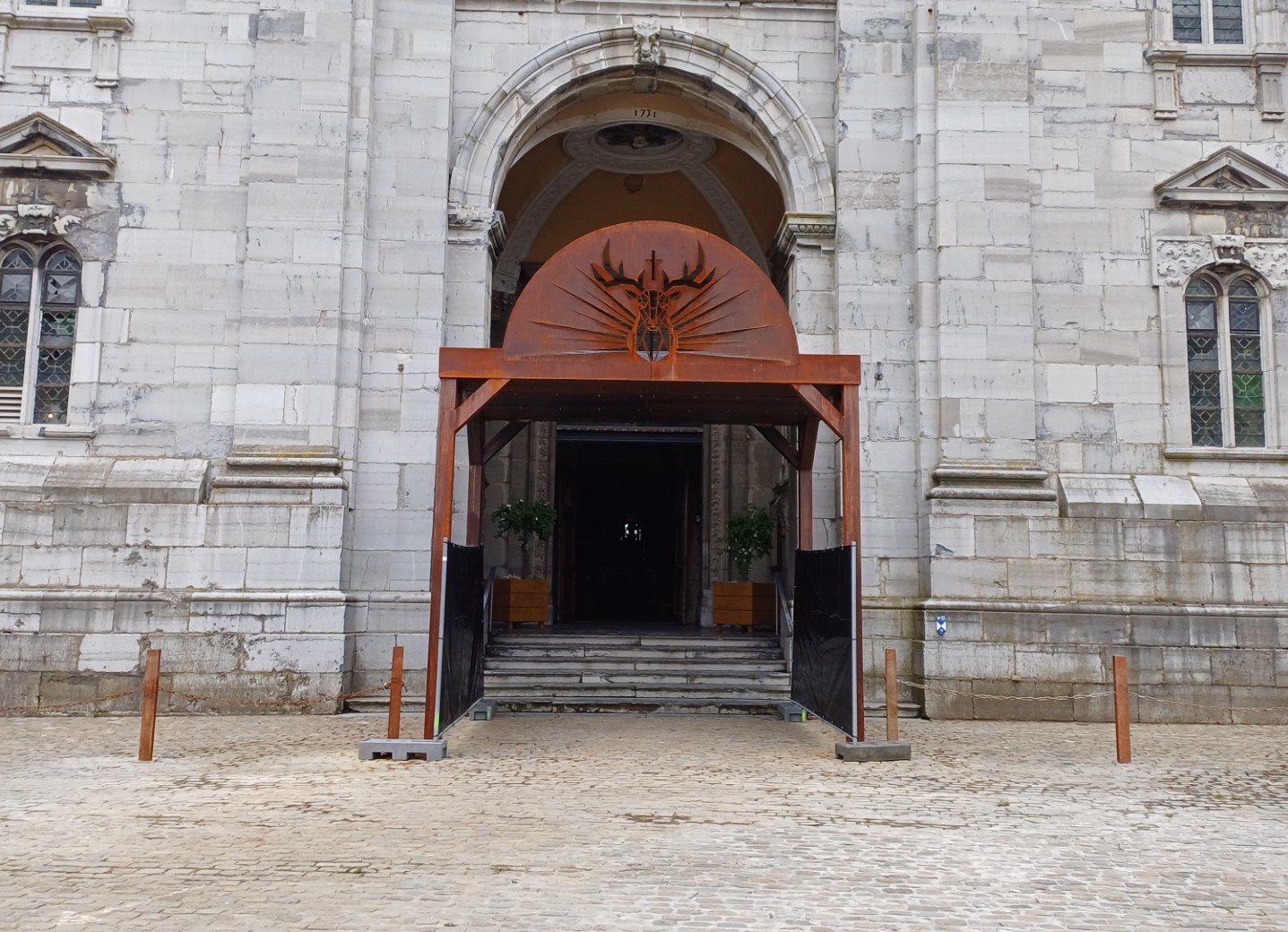 Un porche en Corten assure la sécurité des fidèles de la basilique de Saint-Hubert