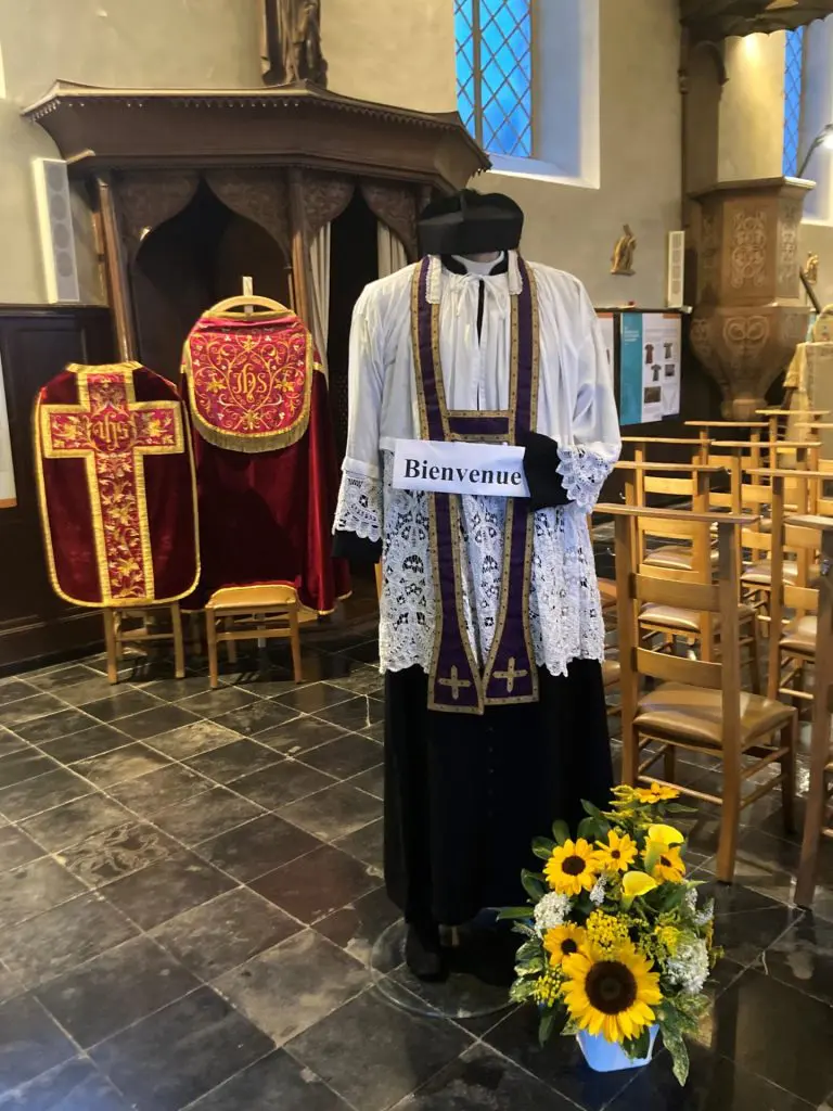 Textiles exposés à l'église de la Sainte-Trinité à Rivière en 2023 (Photo (c) M. Moriaux, CIPAR)