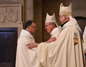 Frère Xavier félicité par Mgr Warin et par Mgr Lode Van Hecke.