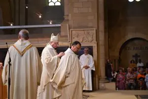 Frère Xavier, une fois ordonné, a été revêtu de la chasuble par Mgr Lode Van Hecke, évêque de Gand, ancien Père Abbé de l’abbaye d’Orval.