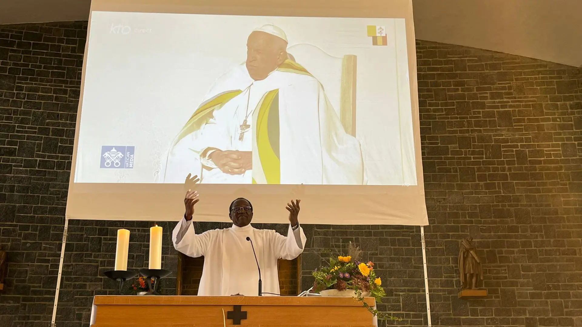 La bénédiction du pape… et les annonces paroissiales