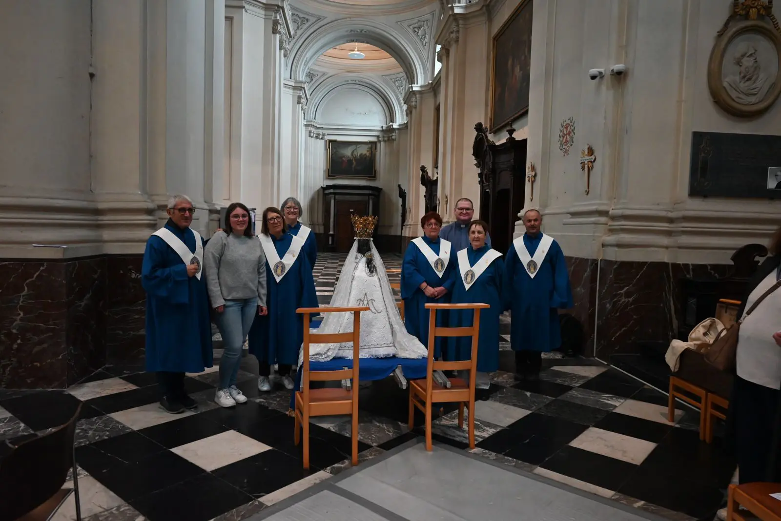 Habiller, protéger… ils sont les gardiens de Notre-Dame de Walcourt