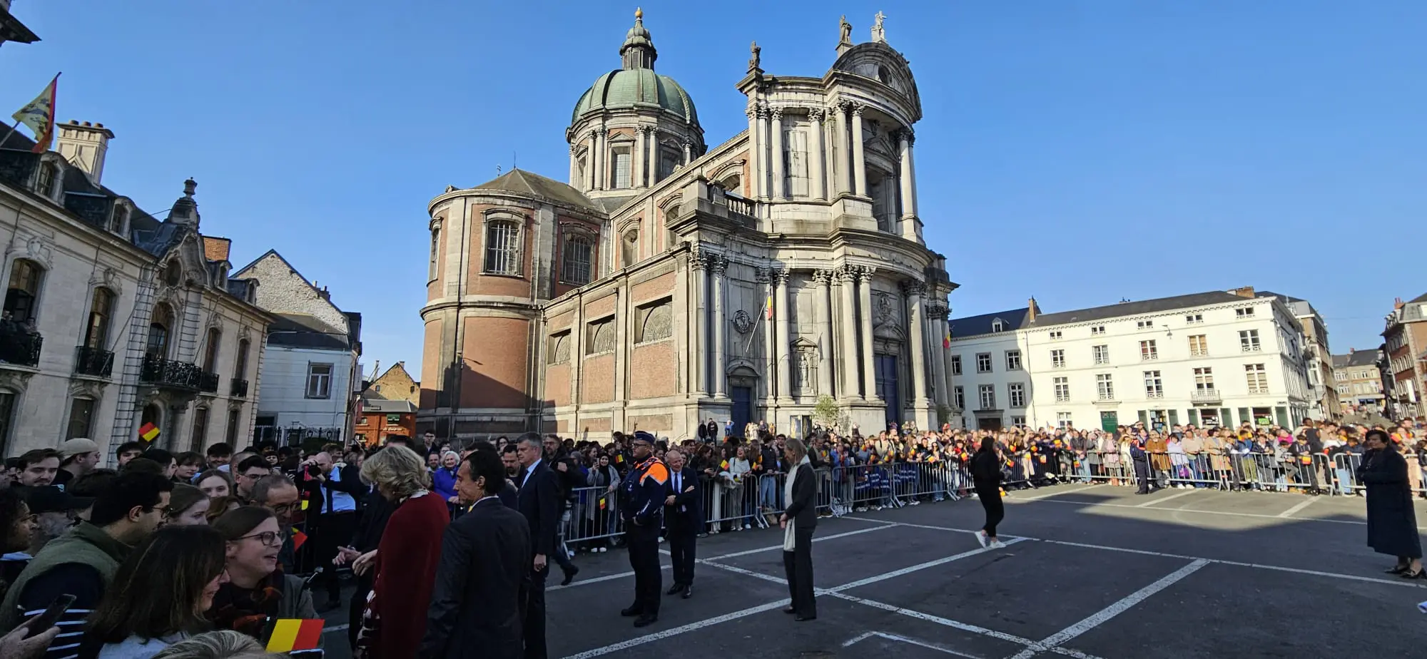Bain de foule royal avec pour témoin la cathédrale !