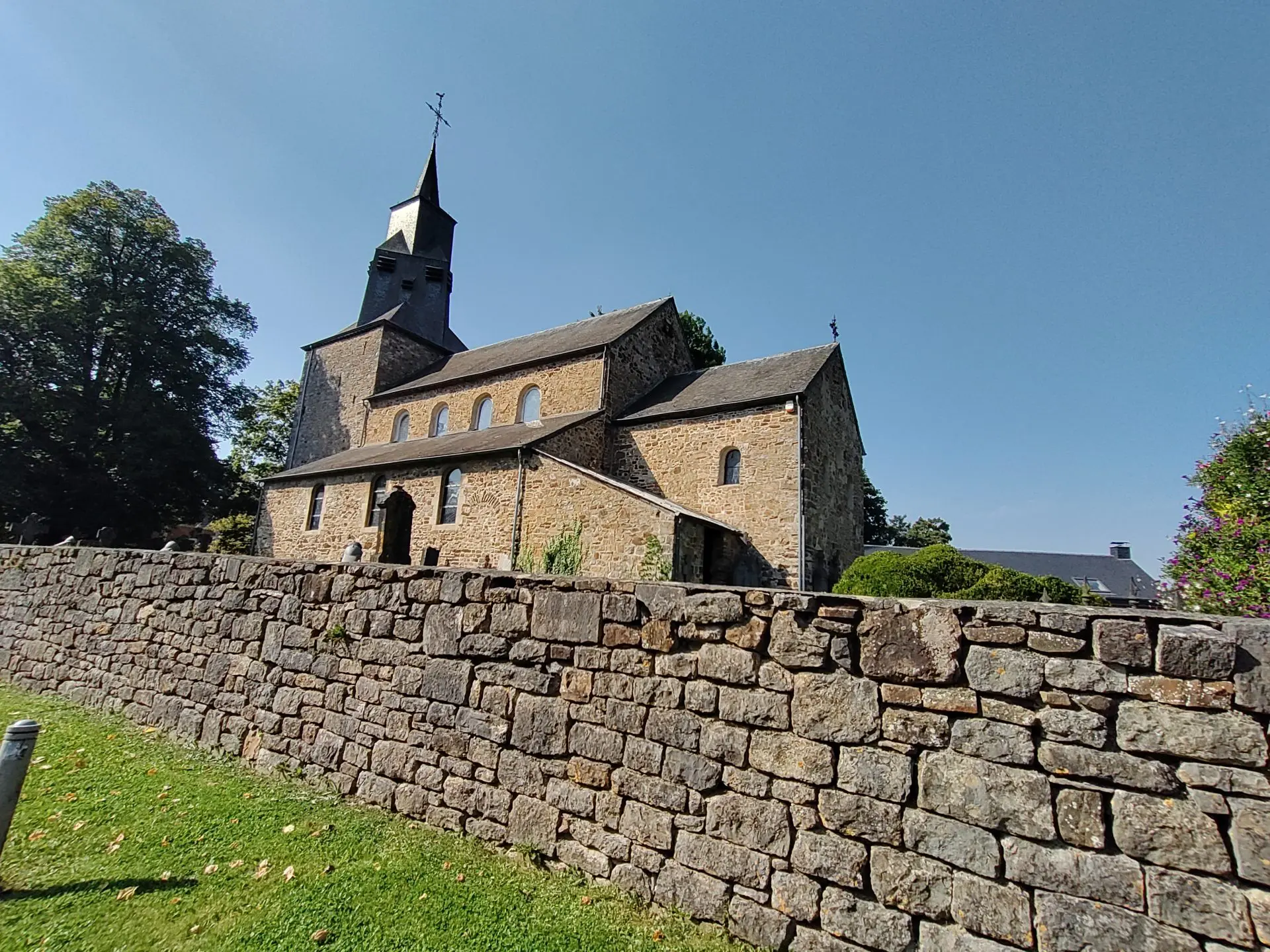 L’Église Saint-Étienne de Waha : bijou de l’art roman mosan*