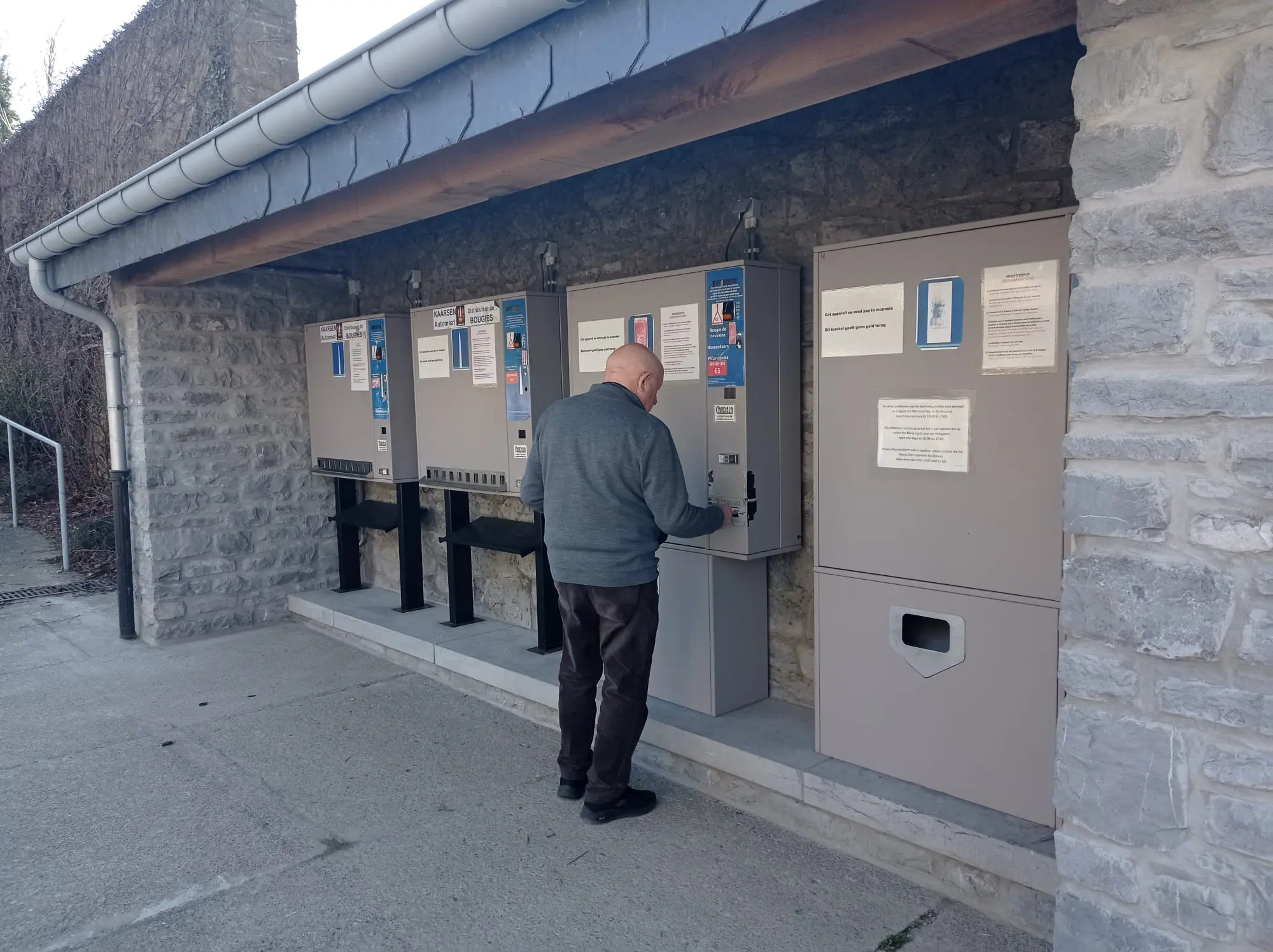 Beauraing : des distributeurs de bougies bien à l’abri