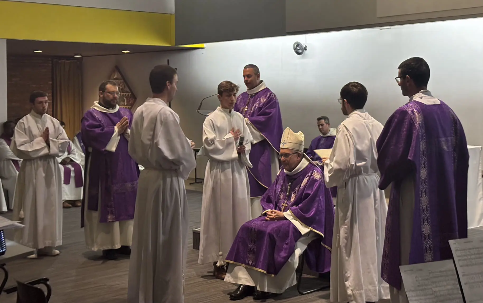 Sur le chemin de l’ordination, l’institution à l’acolytat pour Thomas