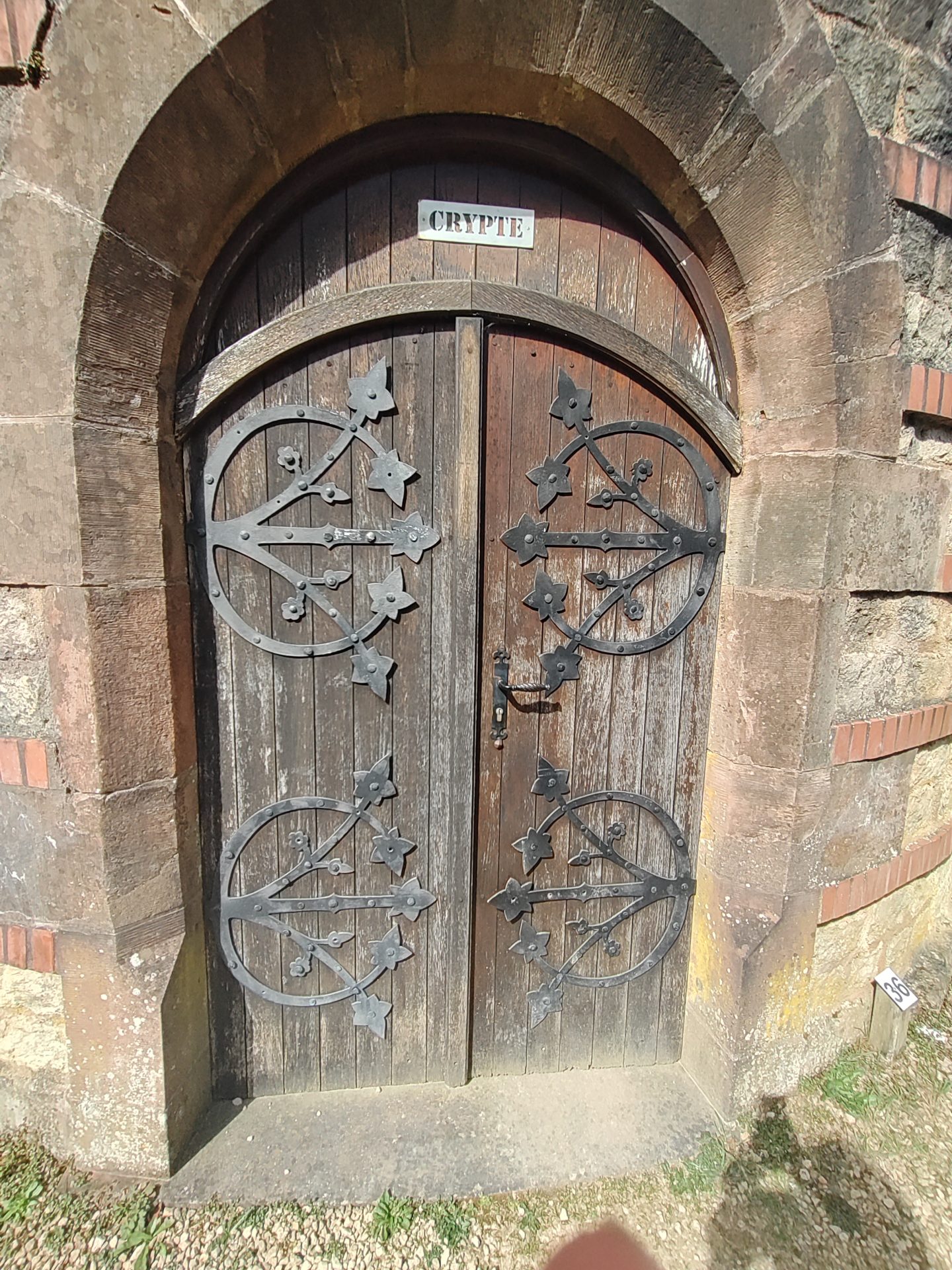 La chapelle Notre-Dame du Bel-Amour et les ruines de l’abbaye de Clairefontaine
