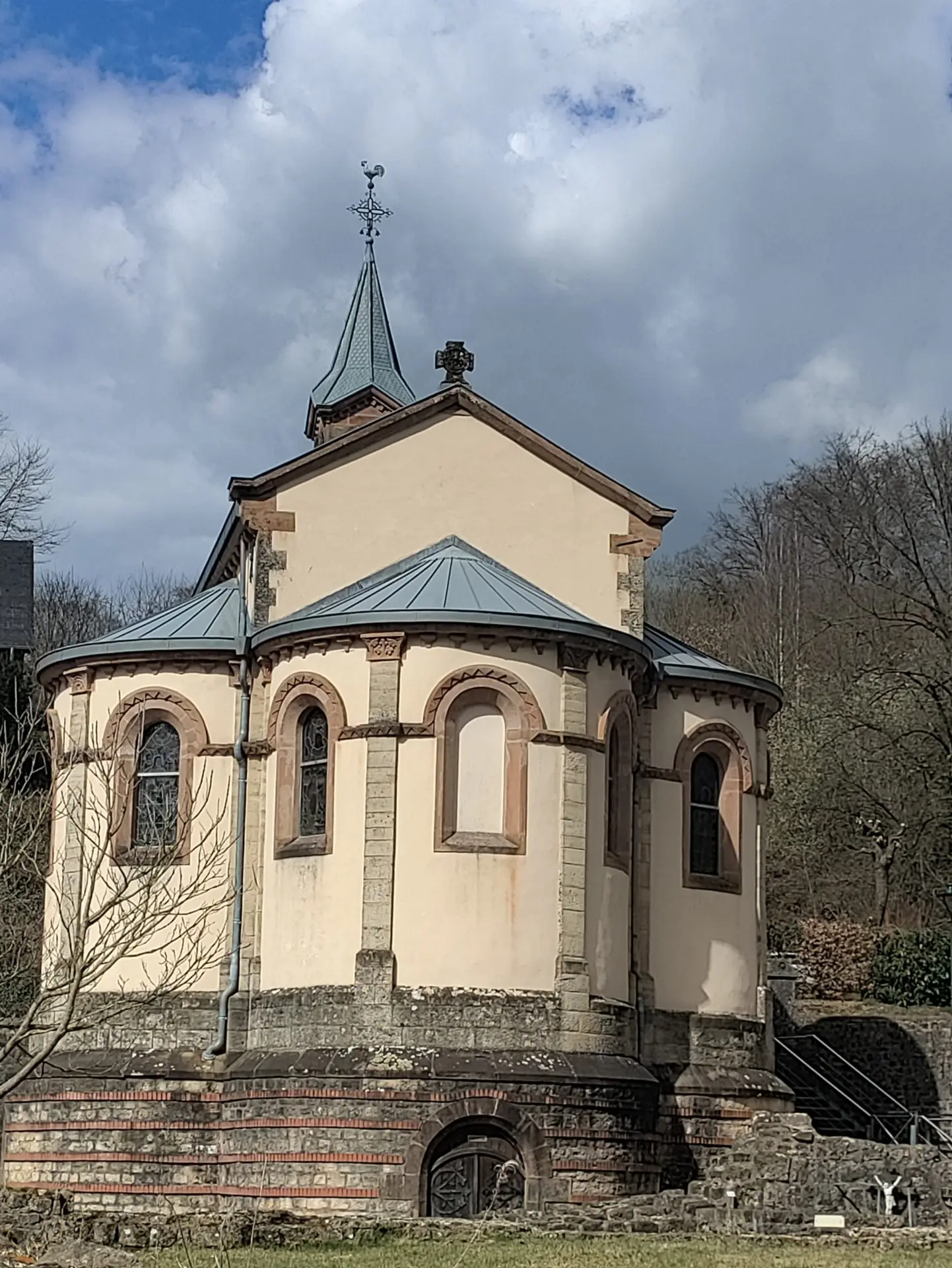 La chapelle Notre-Dame du Bel-Amour et les ruines de l’abbaye de Clairefontaine