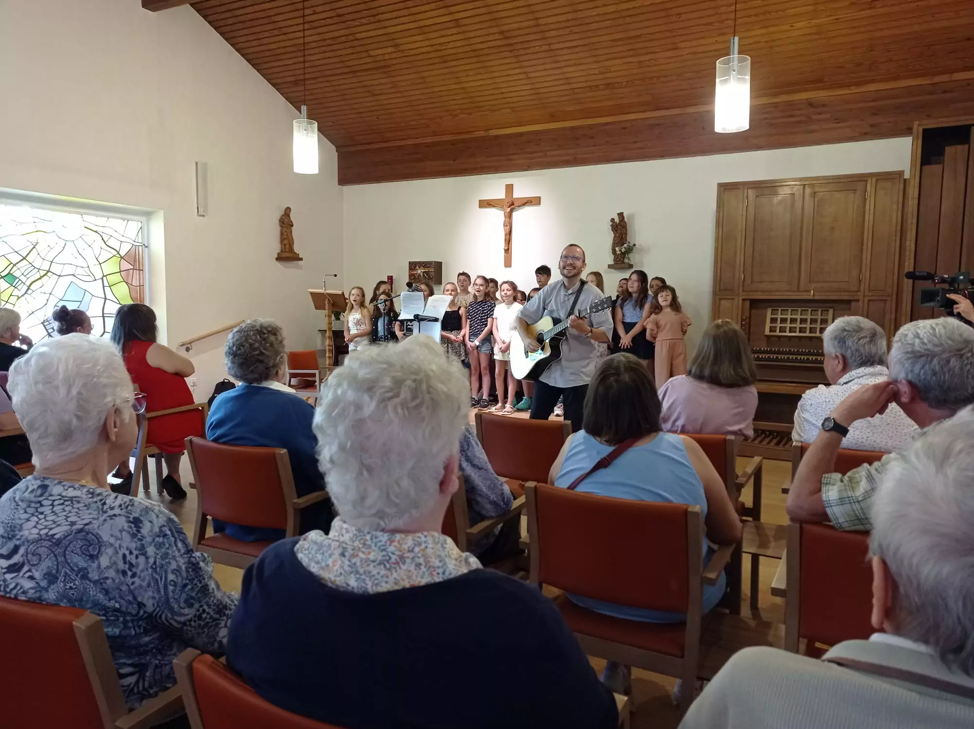 A Pondrôme, les enfants du cours de religion ont chanté avec les seniors