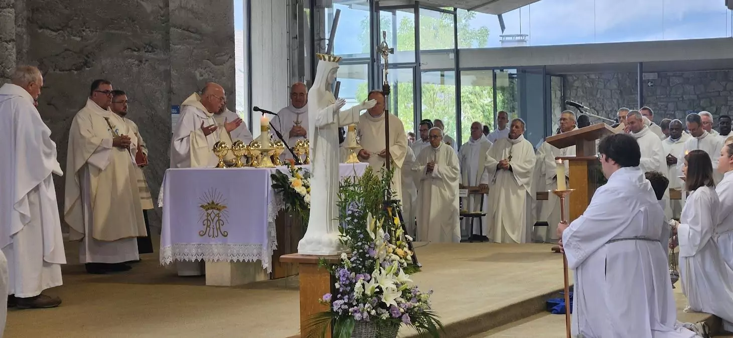 Marie Reine des Cieux fêtée à Beauraing, elle est notre guide vers Dieu