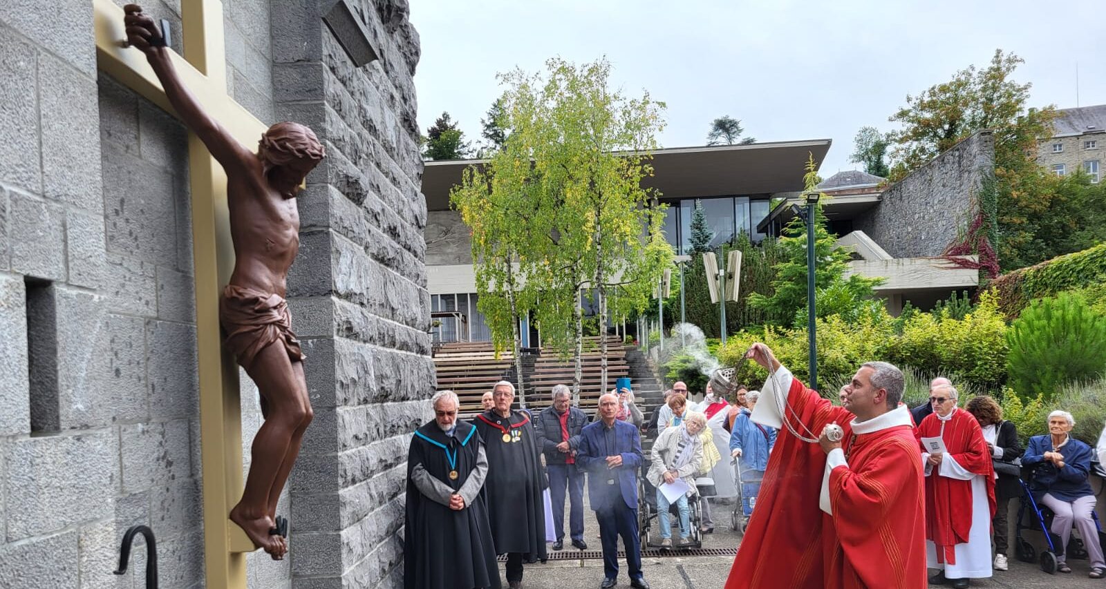 D’un sanctuaire à l’autre : le Christ en croix a quitté Malonne pour Beauraing