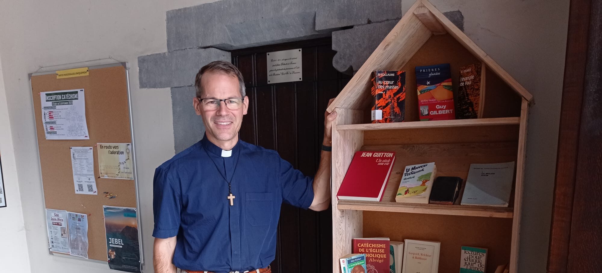 Une boîte à livres religieux à l’église de Salzinnes : servez-vous