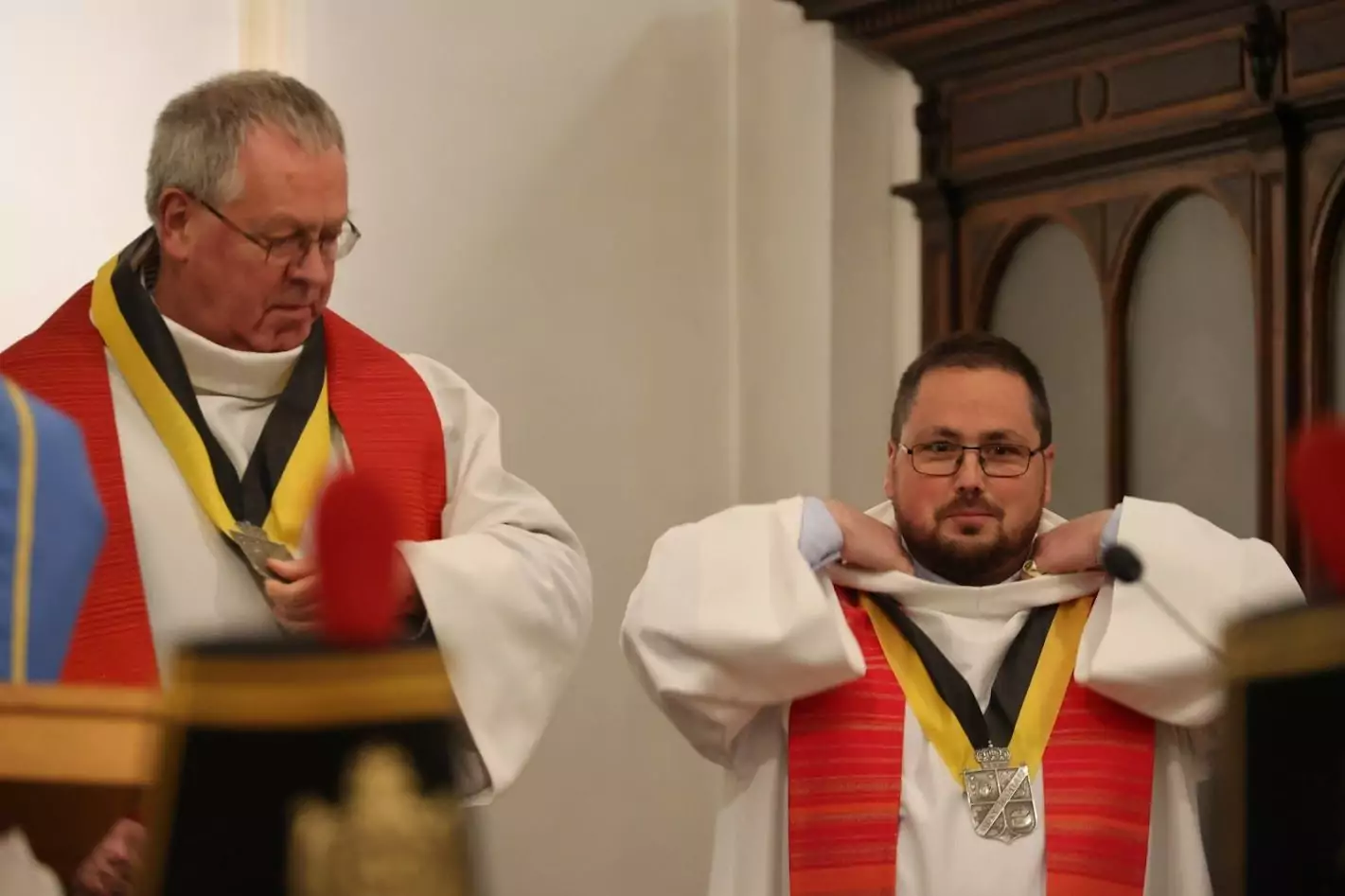 I-z-èsteûvent ôrfèlins, asteûre, lès Molons ont deûs novias maîsse-curés