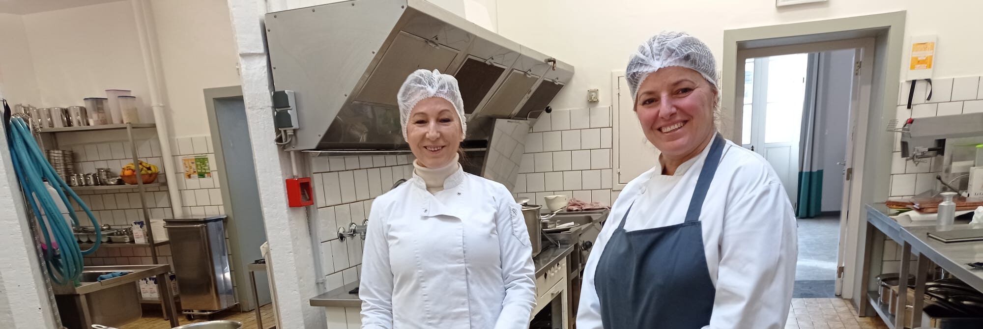 Drita et Monda, cordons bleus du Grand Séminaire, se préparent pour l’ordination de Mgr Lejeusne