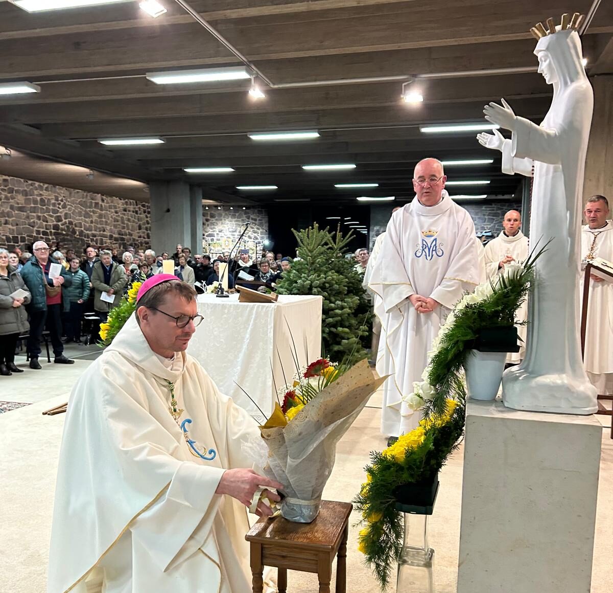 Fête de l’Immaculée Conception, Mgr Fabien Lejeusne découvre le sanctuaire de Beauraing