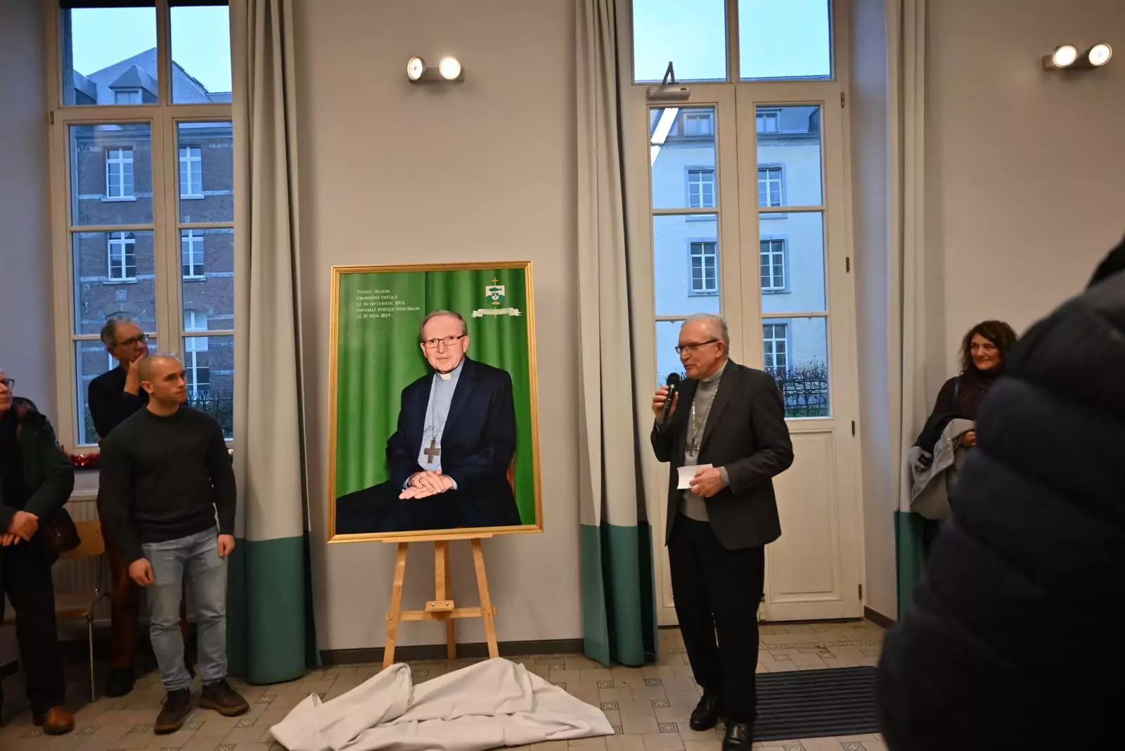 Mgr Warin fait son entrée dans la salle des portraits