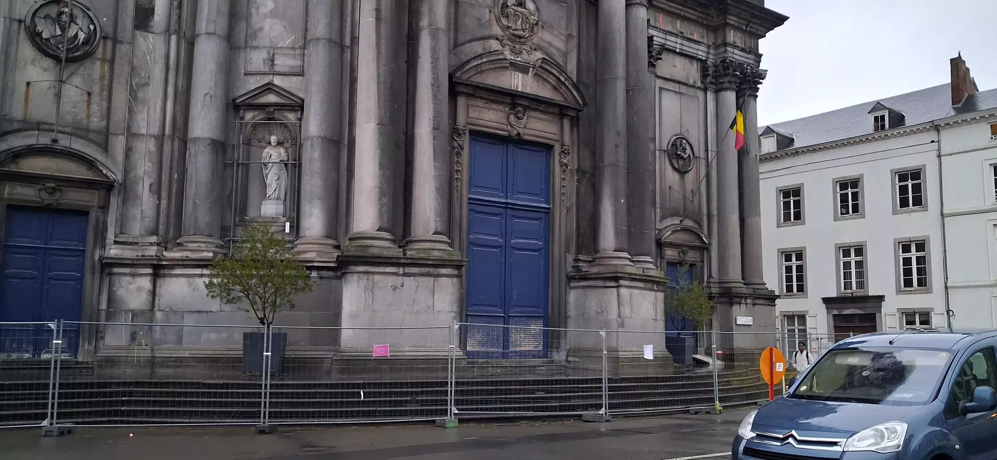 Après une chute de pierre, la cathédrale Saint-Aubain fermée jusqu’au 1er avril