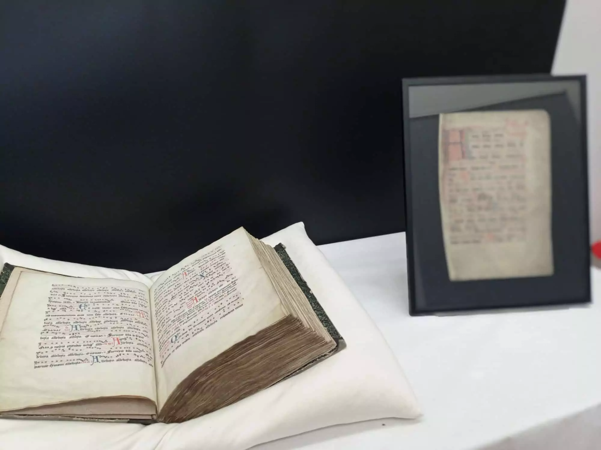 Expo à Namur : la page perdue d’un antiphonaire du Moyen Âge retrouve son livre d’origine