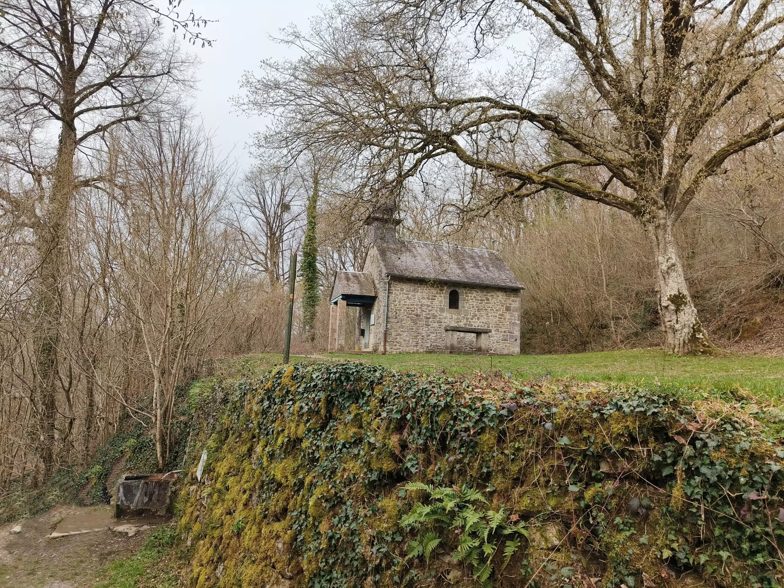 Tours & Détours – Vodelée : de l’église du village à la chapelle Notre-Dame de Bonne Fontaine, une foi qui se met en marche