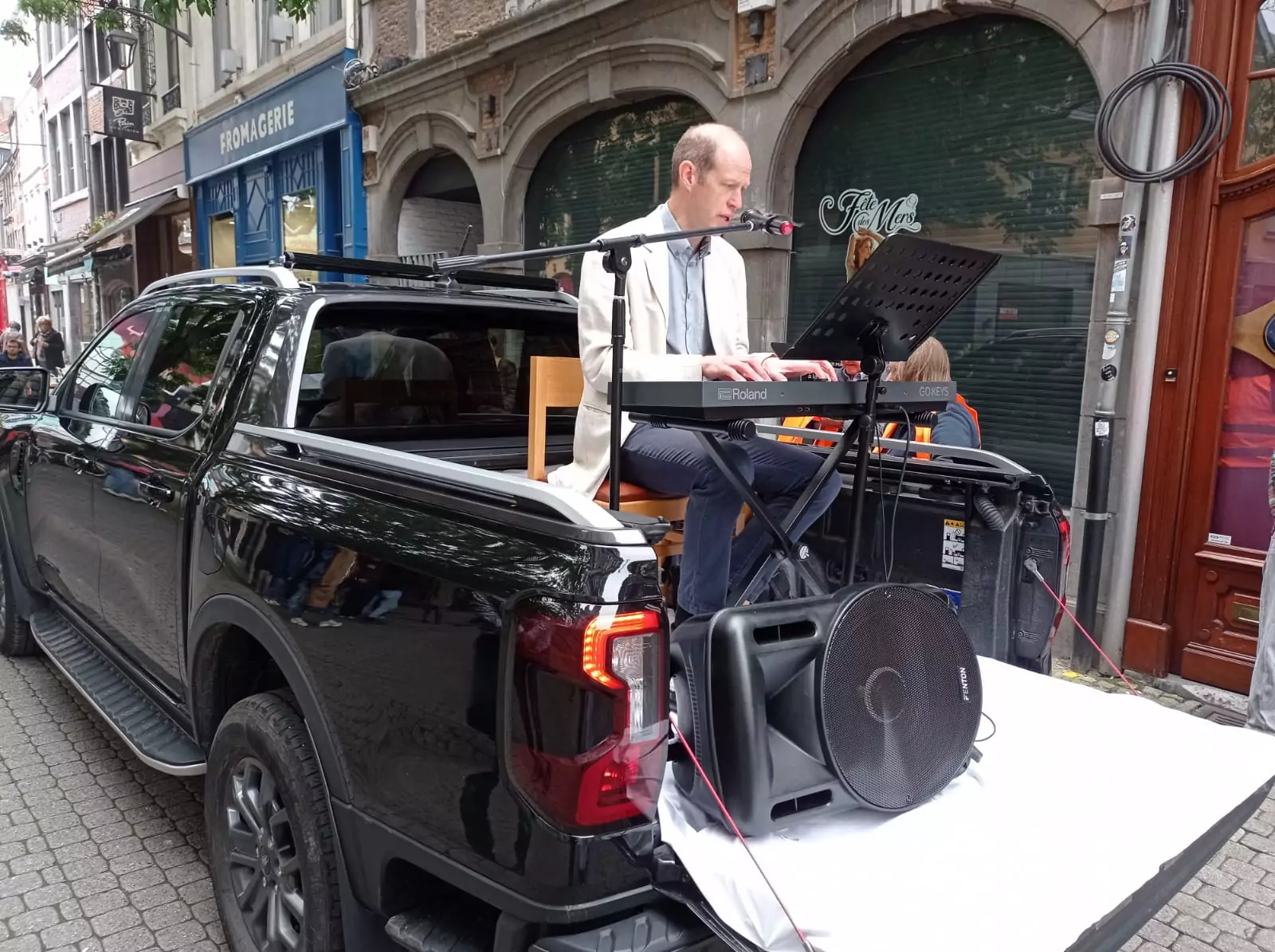 Le chantre dans le SUV