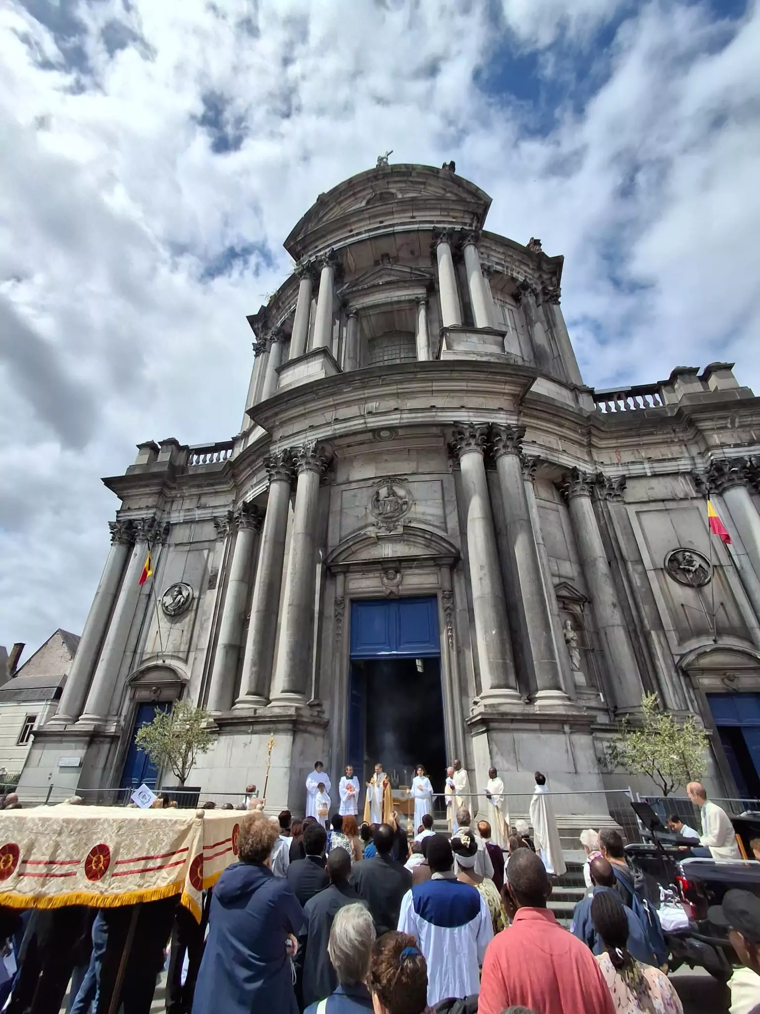 C’est devant la cathédrale que la procession s’est terminée avec la bénédiction de l’évêque.