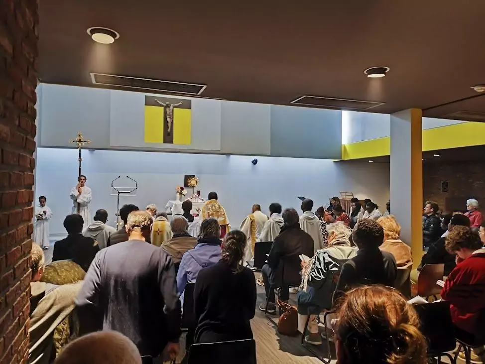 -	Une première halte à la chapelle universitaire.