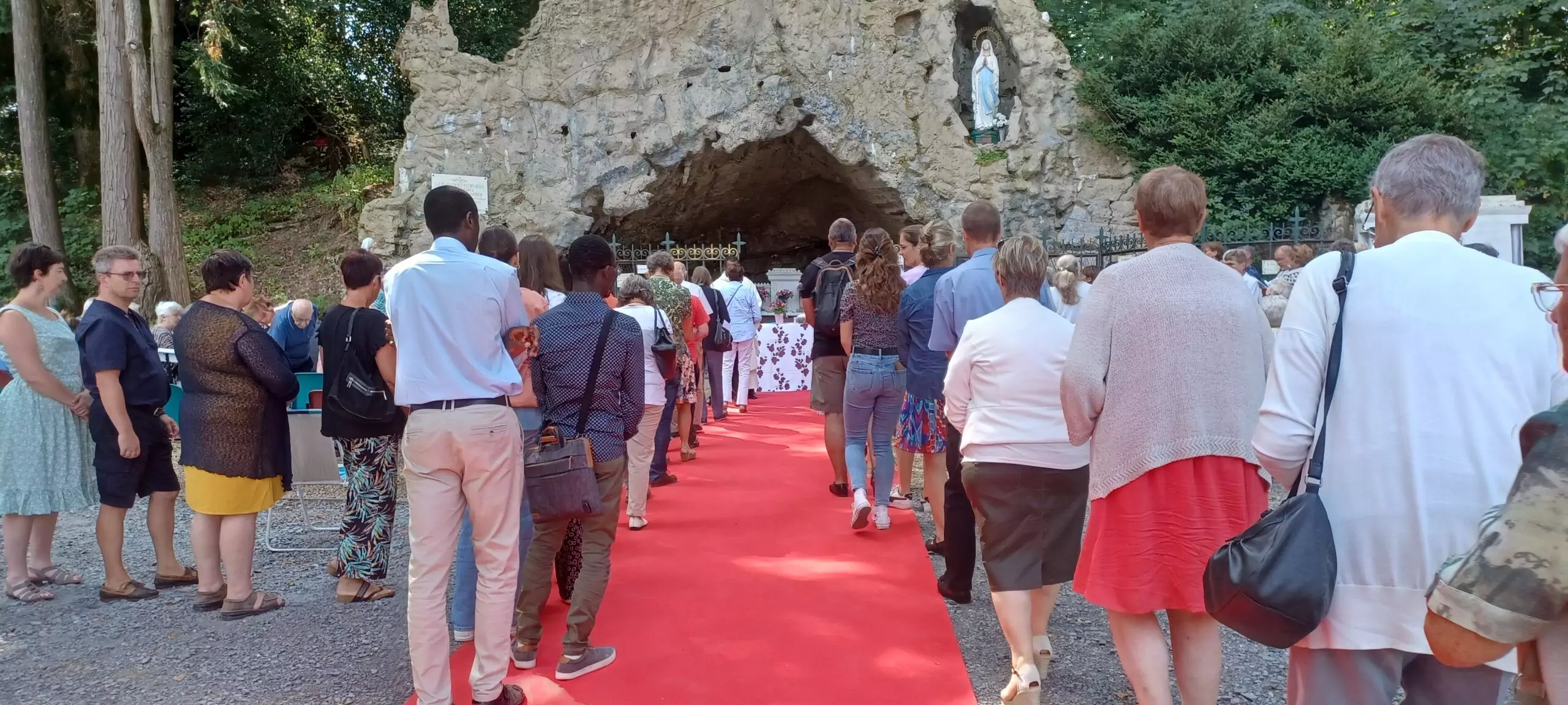À Sugny, le « Lourdes des Ardennes » rassemble pèlerins belges et français