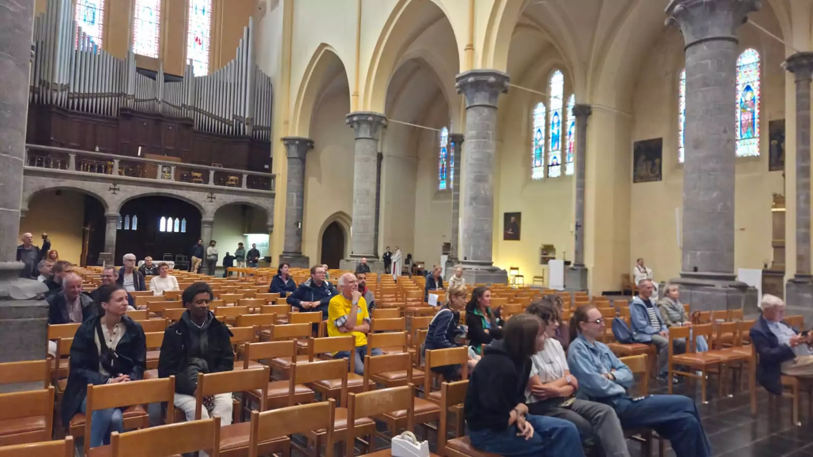 Prière, mini-foot, pop louange… un samedi à l’abbaye de Maredsous