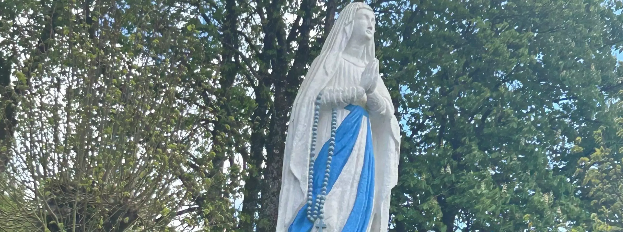 La statue de Notre-Dame de Lourdes (7 mètres de haut) veille sur Werpin