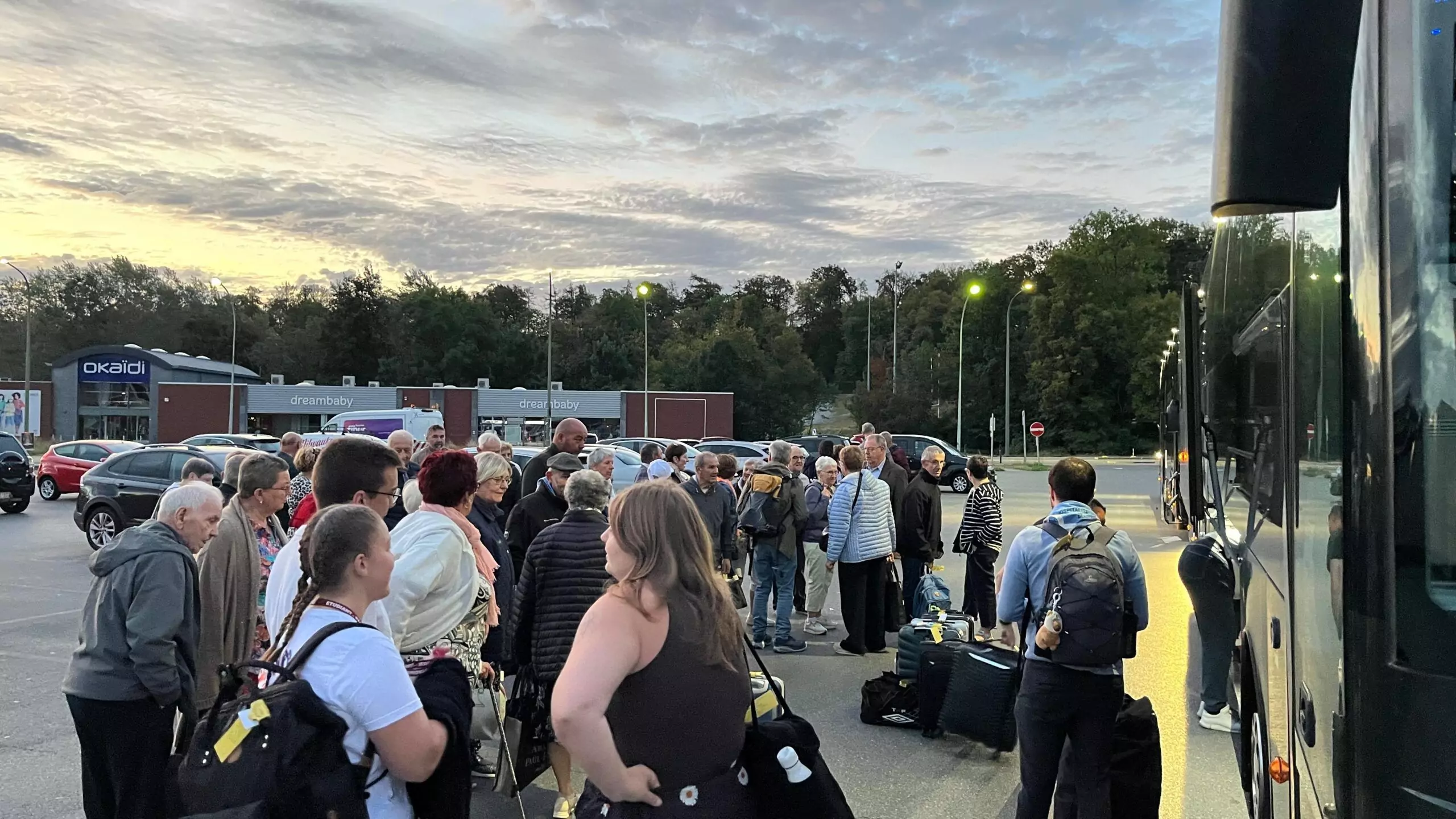 Des pèlerins heureux sont arrivés à Lourdes